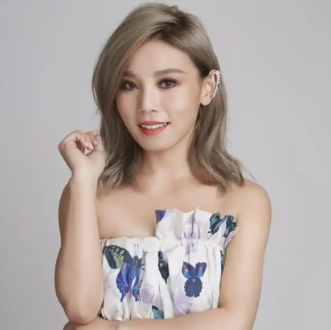 李佳薇头像